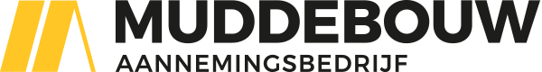 Geel vierkant beeldmerk met twee schuine balken en rechts de tekst “MUDDEBOUW” in zwarte hoofdletters.