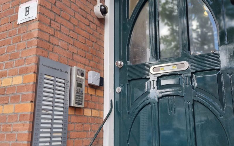 Voordeur van een CVD-locatie met zichtbaar CVD-logo, wandlezer en intercom voor veilige toegang