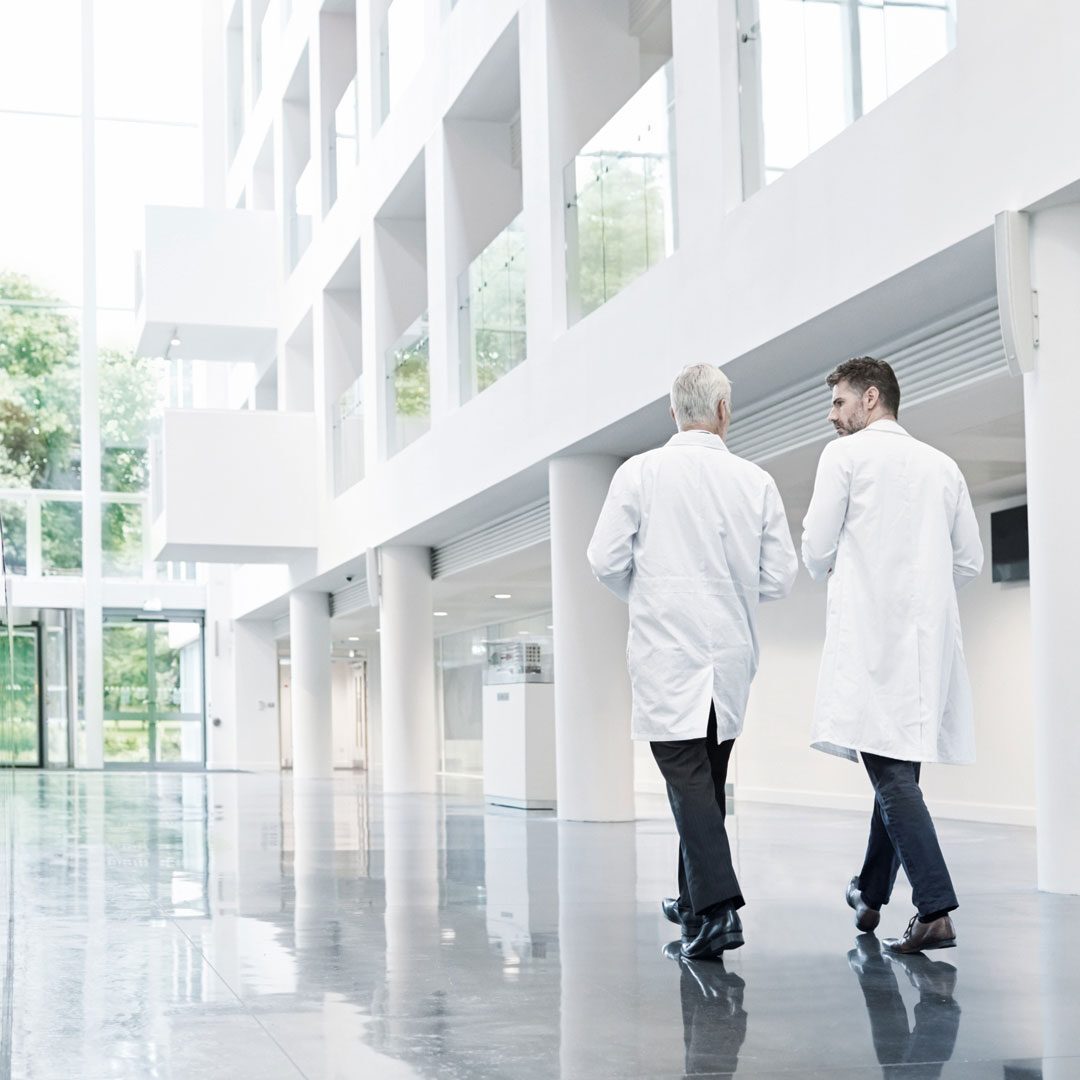 Doctoren lopen door de gang van een zorginstelling