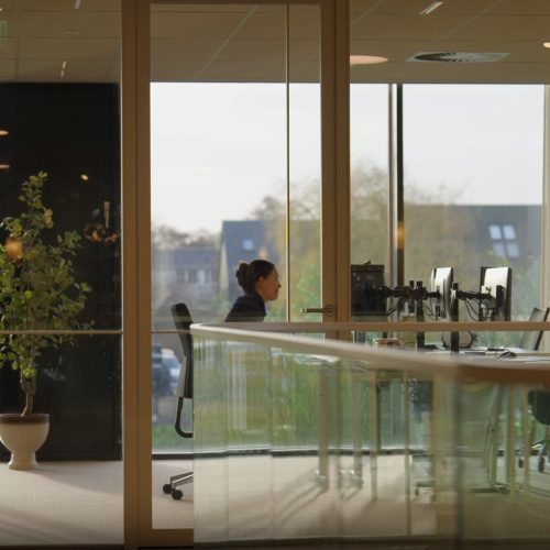 Moderne kantoorbeveiliging met digitale toegangscontrole.