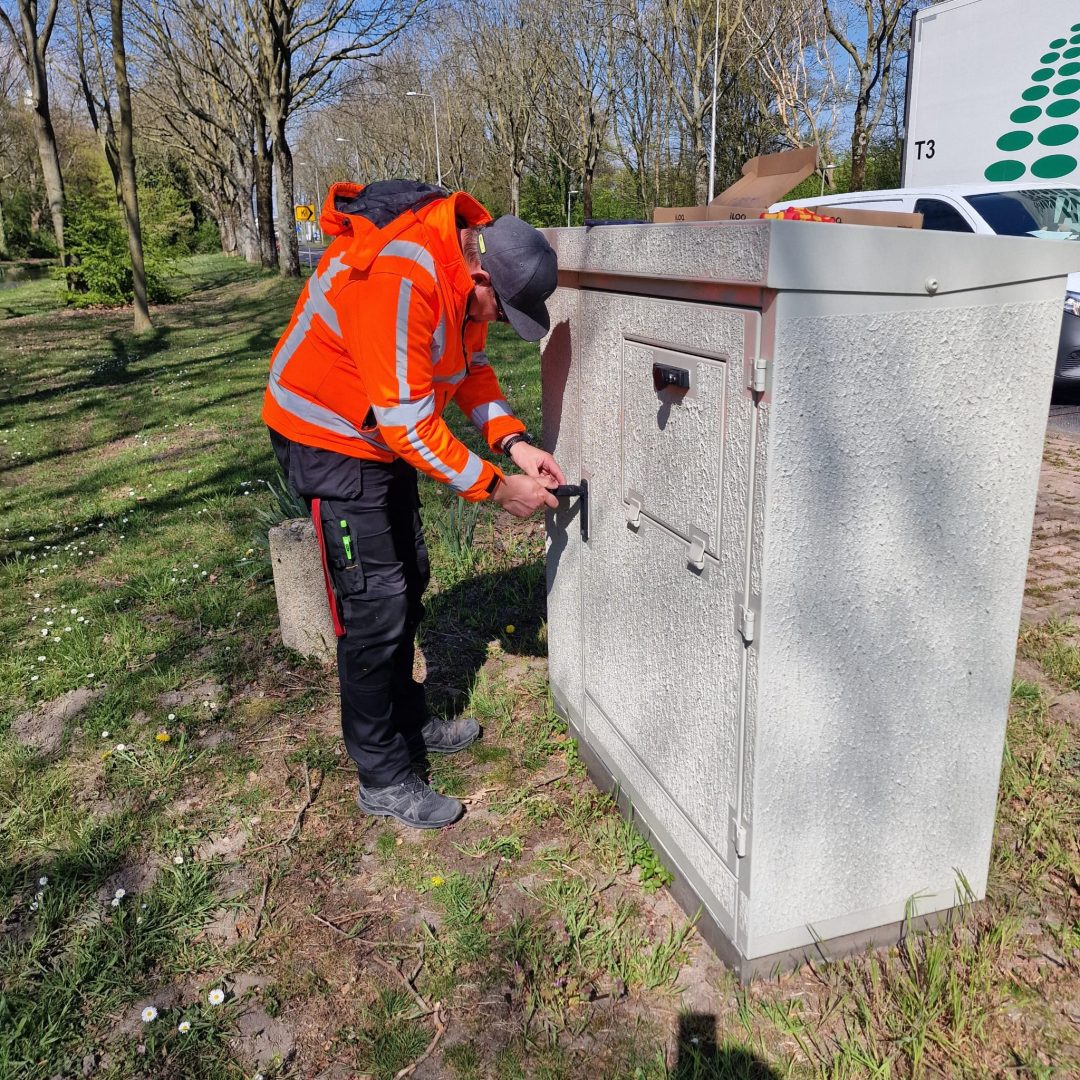 Gemeente & Vitale Infrastructuur Medewerker bij VRI kast van infrastructuur
