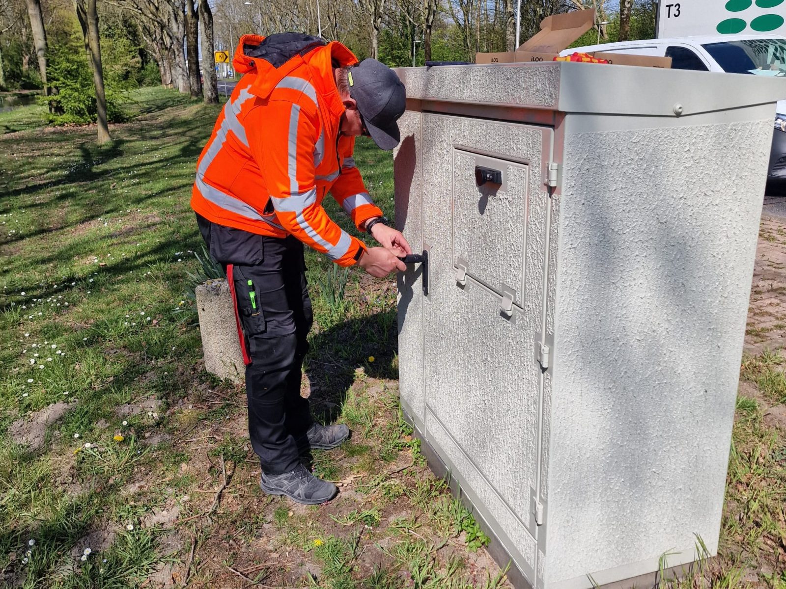 Gemeente & Vitale Infrastructuur Medewerker bij VRI kast van infrastructuur
