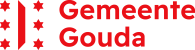 Rood beeldmerk met zes zespuntige sterren uit het stadswapen en een horizontaal balkje (luikje van het Stadhuis op de Markt), daarnaast in rood de tekst “Gemeente Gouda”.